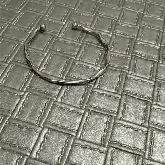Silver twisted open cuff bracelet minimalist adjustable - Picture 5 of 6